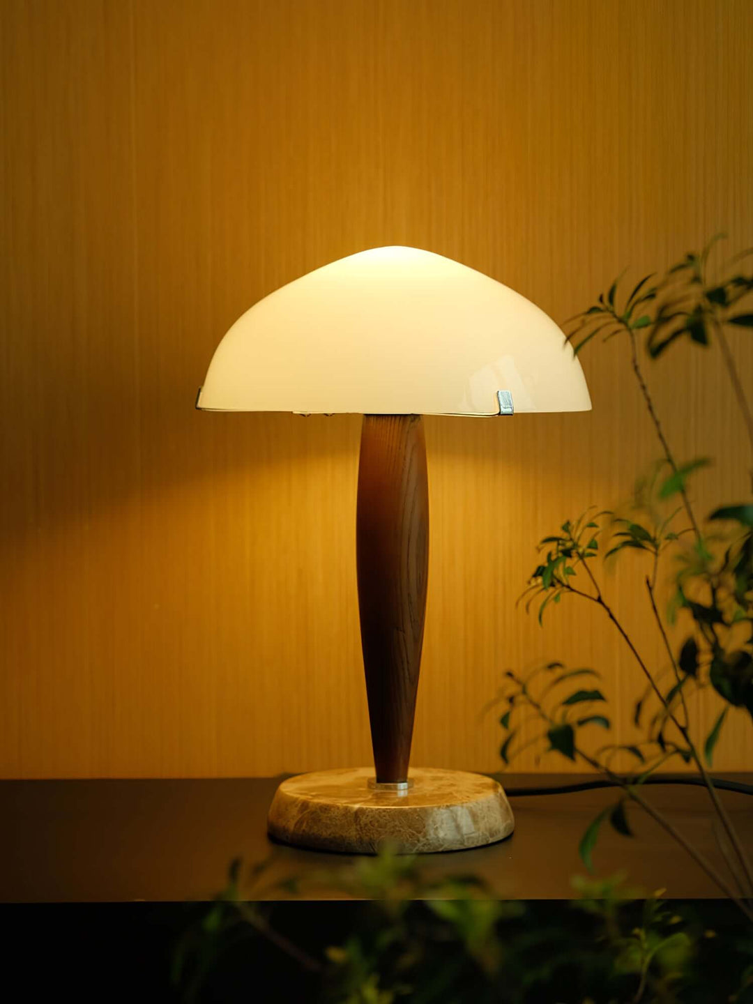 Elegant Bordlampe i Valnød & Marmor