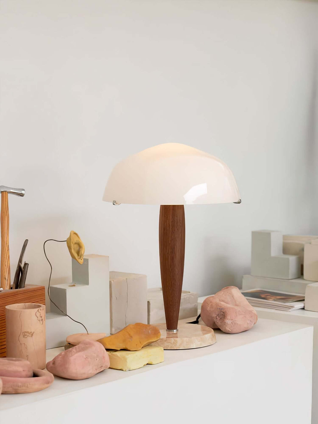 Elegant Bordlampe i Valnød & Marmor