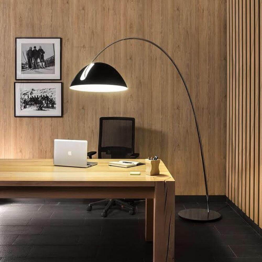 Justerbar bue gulvlampe i metal