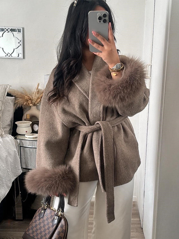 Dame Elegant Jakke med Faux Fur Manchetter og Bælte