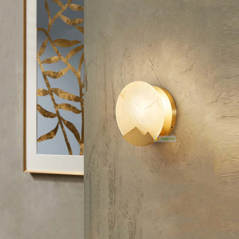 Elegant Marmor Væglampe med Messing Detaljer