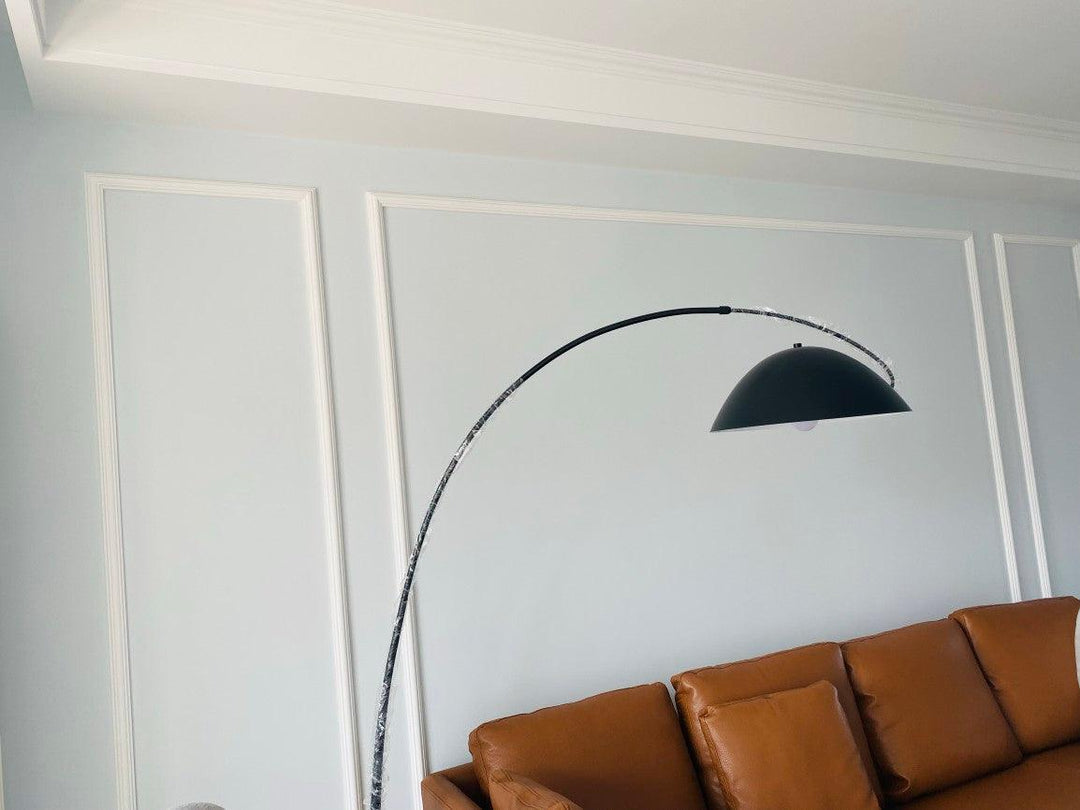 Justerbar bue gulvlampe i metal