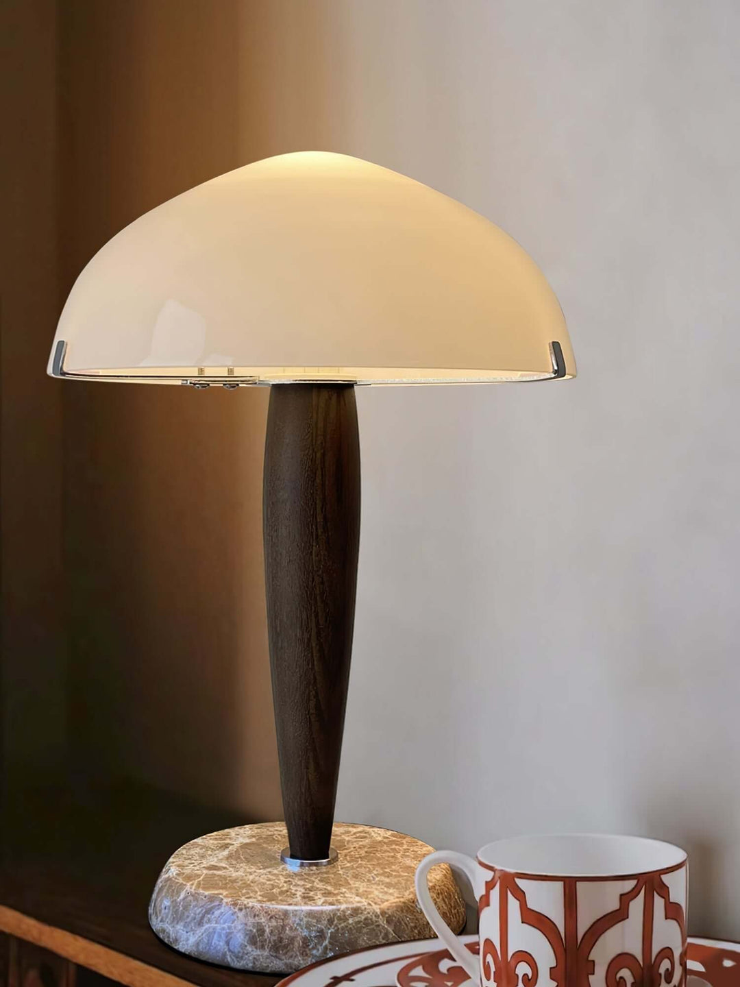 Elegant Bordlampe i Valnød & Marmor