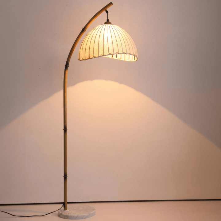 Zen Gulvlampe i Bambus med Stofskærm