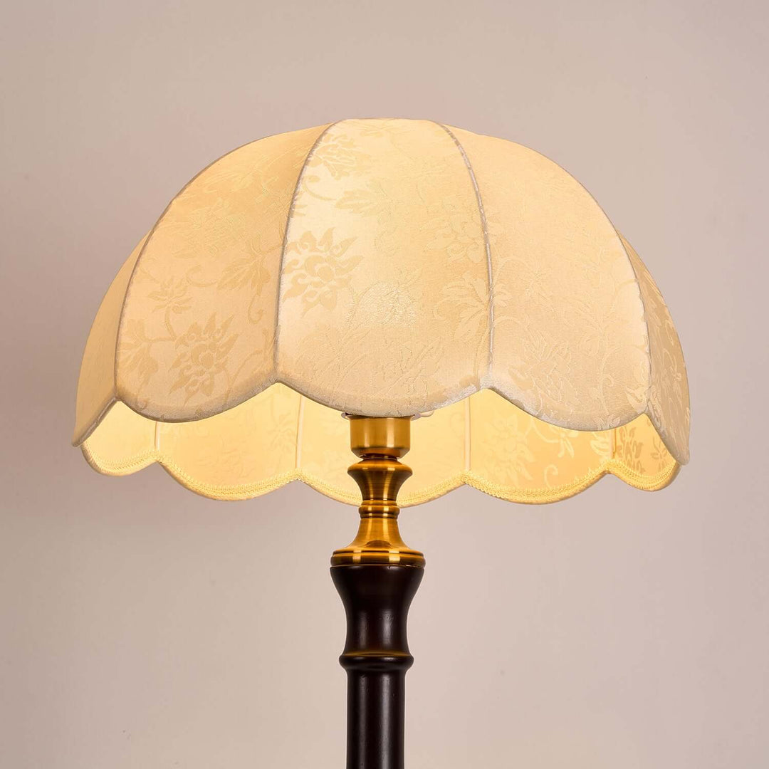 Elegant Gulvlampe i Træ med Stofskærm