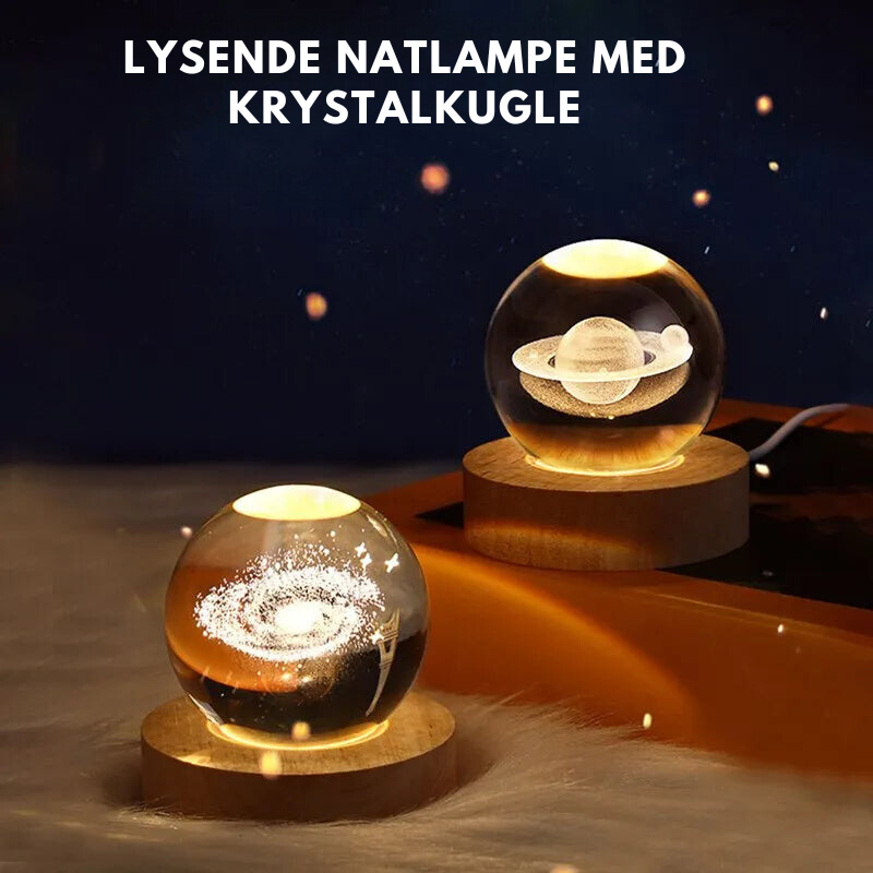 Magisk 3D krystalkugle med stjernelys og LED. Træbase fremhæver univers design. Skaber hygge.