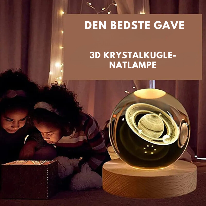 Klar 3D krystalkugle viser galakse, oplyst af blødt LED-lys fra træbase. Flot borddekoration.