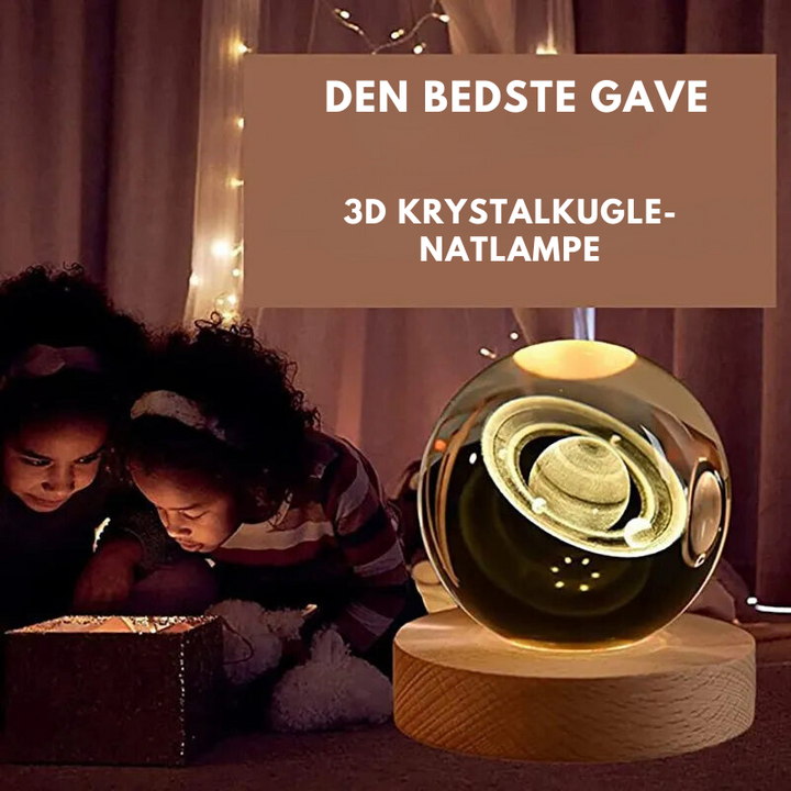 Klar 3D krystalkugle viser galakse, oplyst af blødt LED-lys fra træbase. Flot borddekoration.