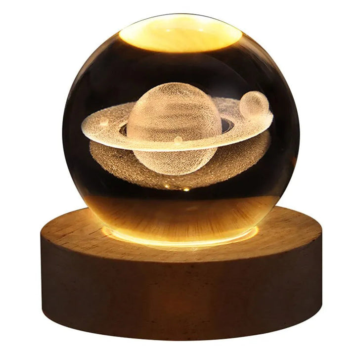 Drømmende 3D krystalkugle med LED-lys. Univers i miniature på en stilfuld træbase. Perfekt til stuen.