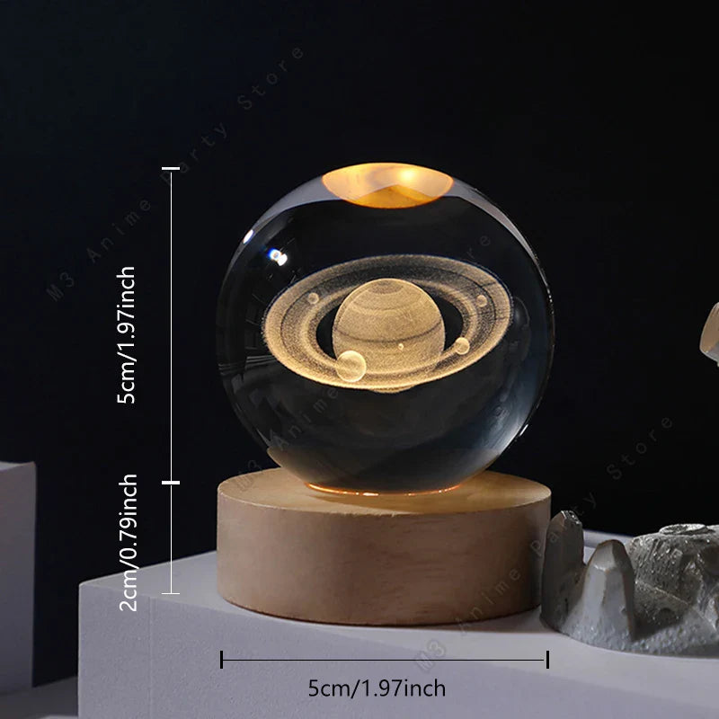 Mini LED bordlampe med 3D krystalkugle, viser detaljerede planeter. Ideel som planetlampe og stemningslys.