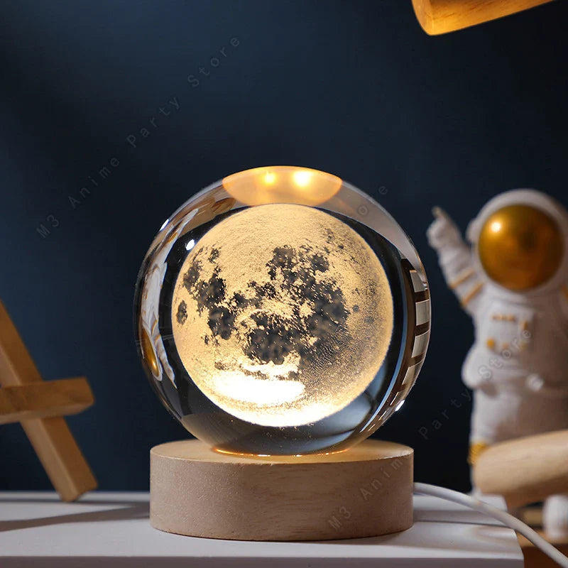 Kompakt mini LED bordlampe med 3D krystalkugle, viser stjerner og planeter. Ideel til små rum.