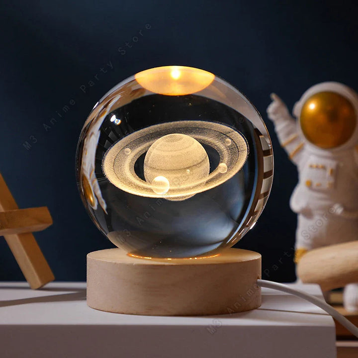 Elegant 3D krystalkugle natlampe, LED planetlampe med galakse motiv. Perfekt USB bordlampe til soveværelset.