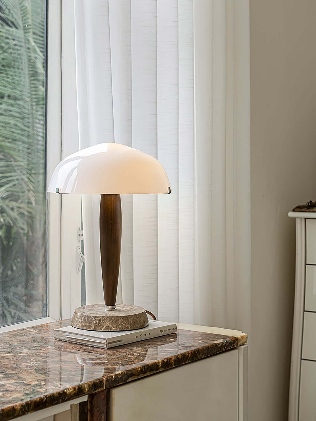 Elegant Bordlampe i Valnød & Marmor