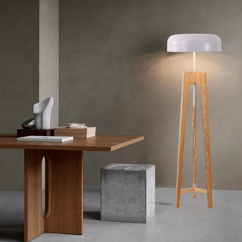 Elegant Træ Gulvlampe i Norsk Stil