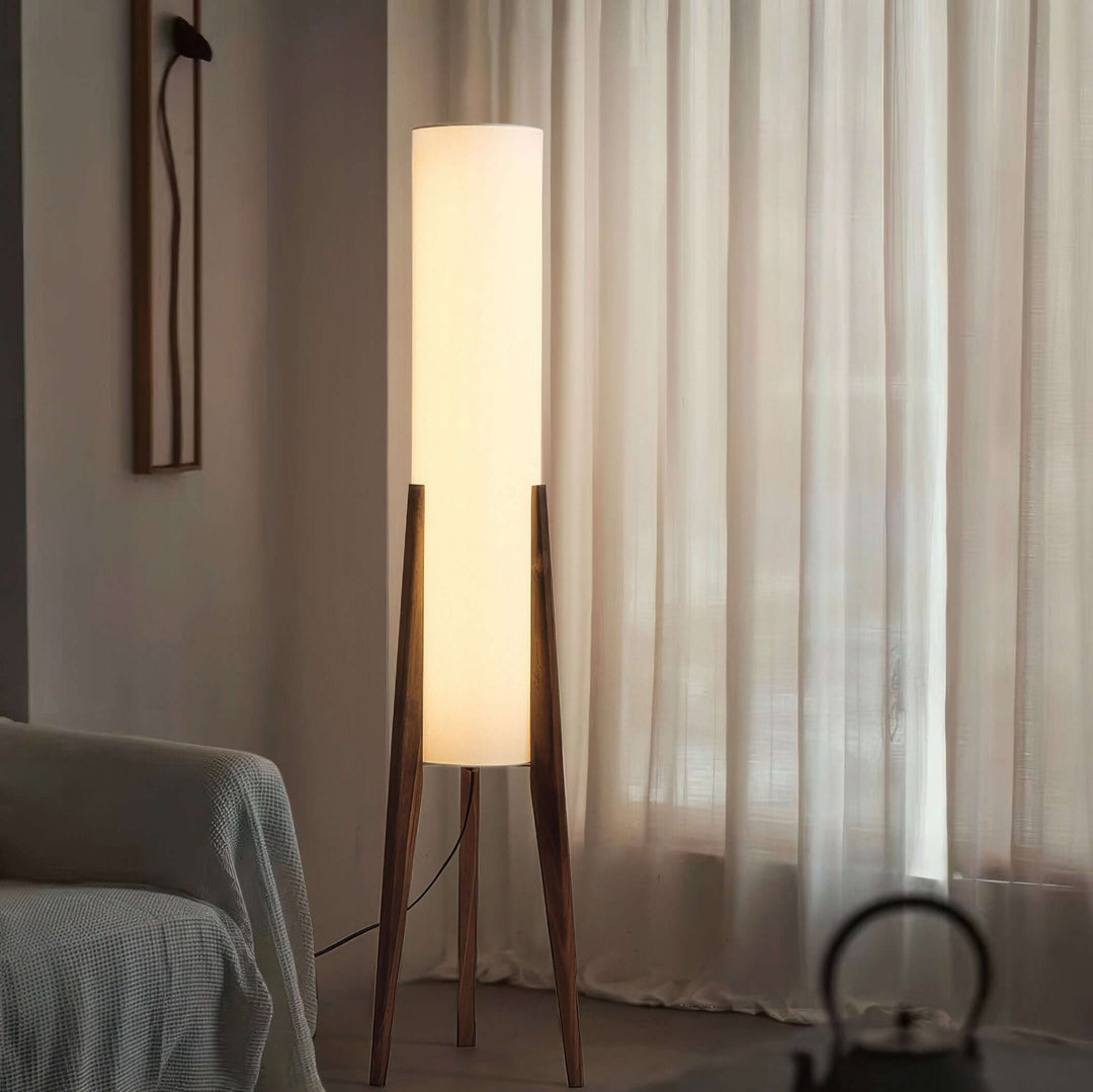 Elegant Gulvlampe i Valnøddetræ | Skaber Hygge