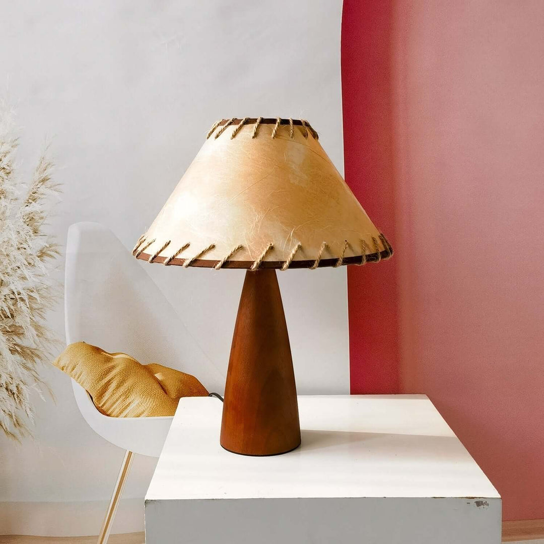 Elegant Bordlampe i Massivt Træ