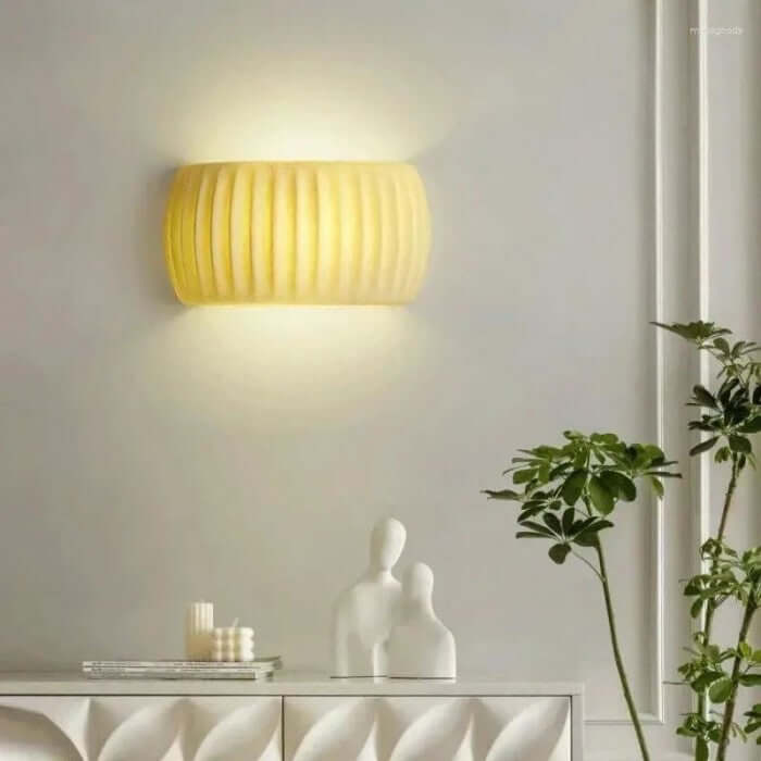 Ribbet Væglampe i Harpiks - Art Deco Design