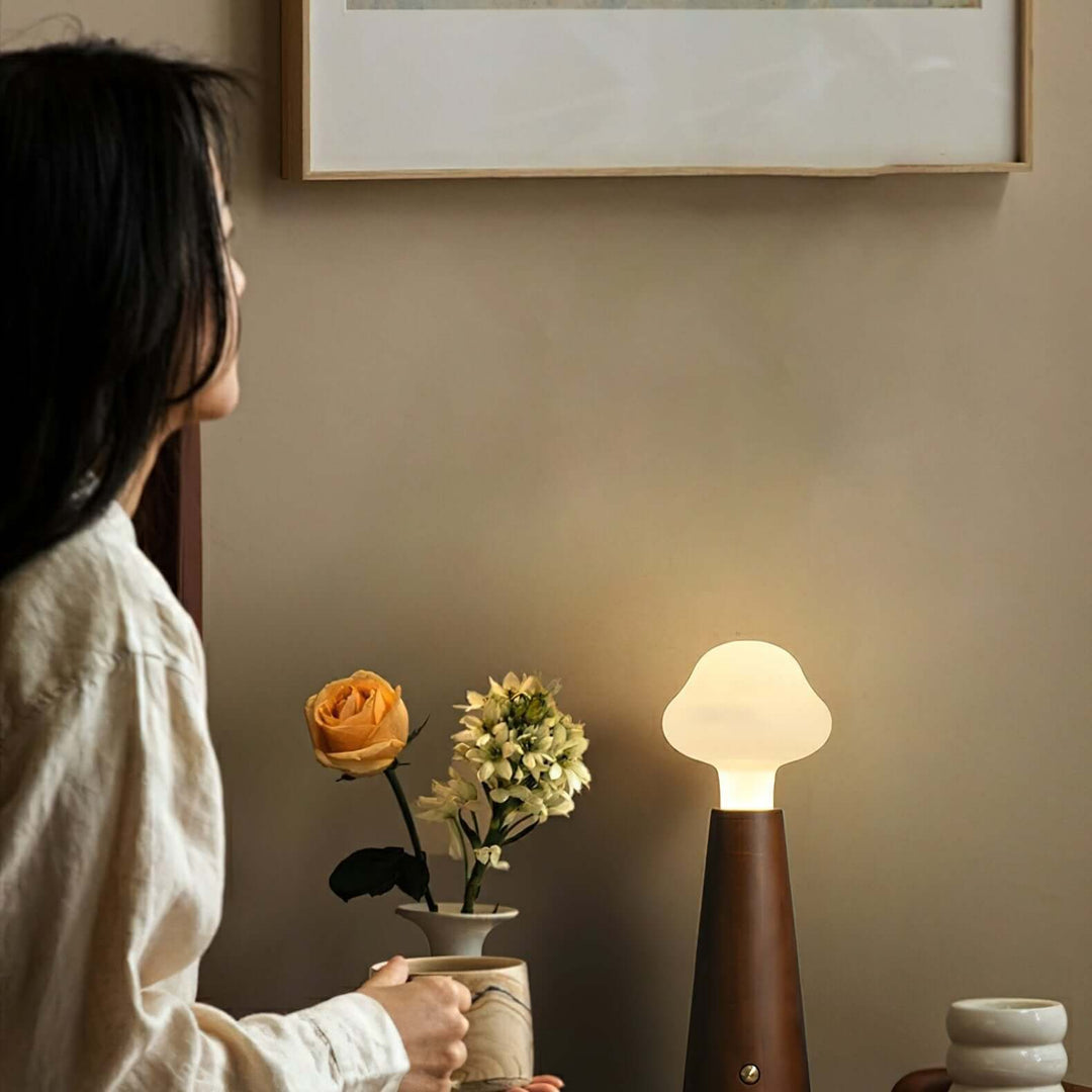 Skyformet LED Bordlampe - Justerbar Belysning