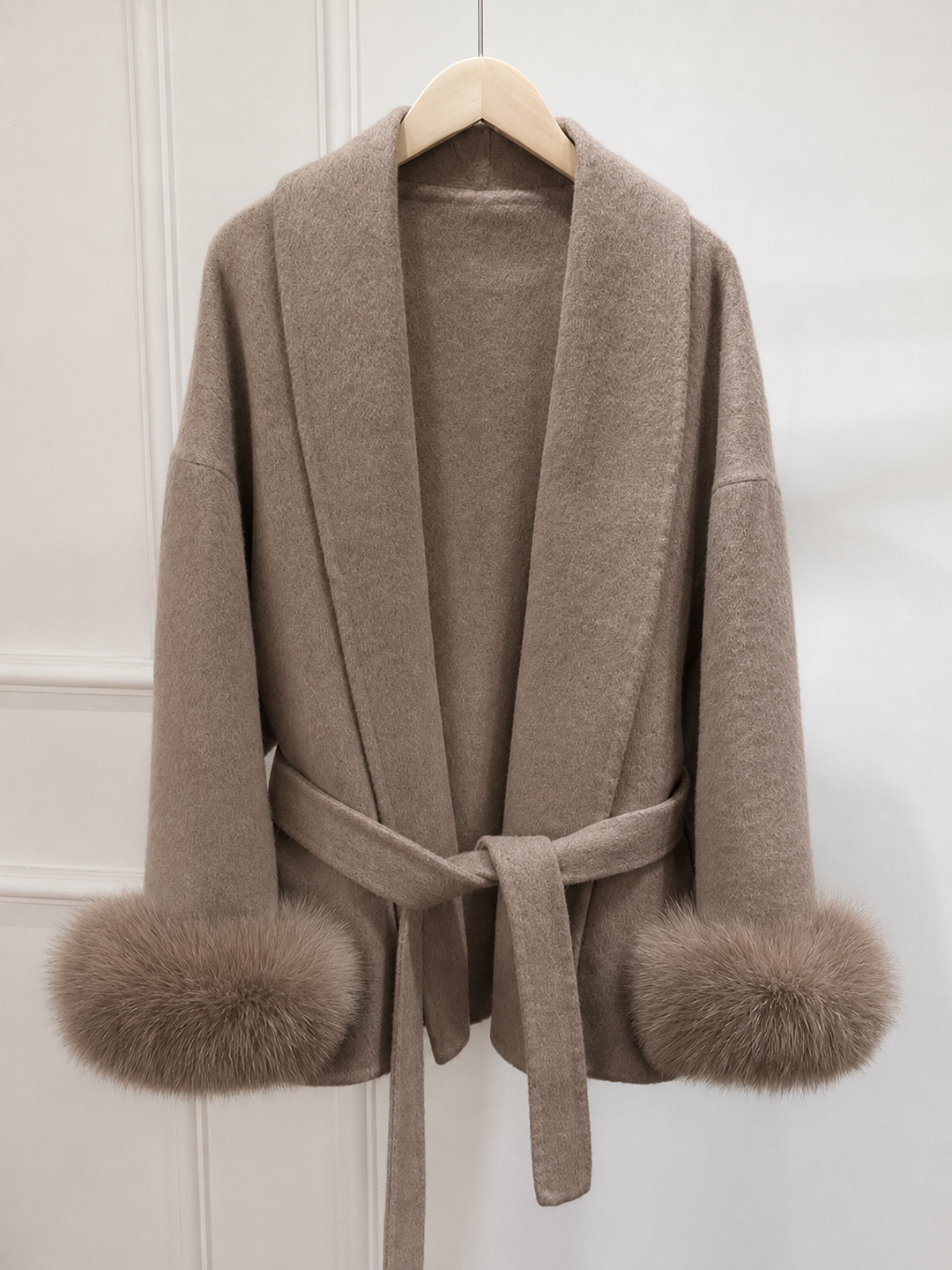 Dame Elegant Jakke med Faux Fur Manchetter og Bælte
