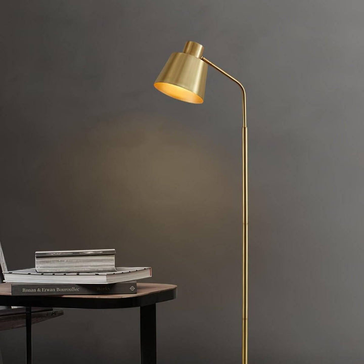 Elegant Gulvlampe i Messing