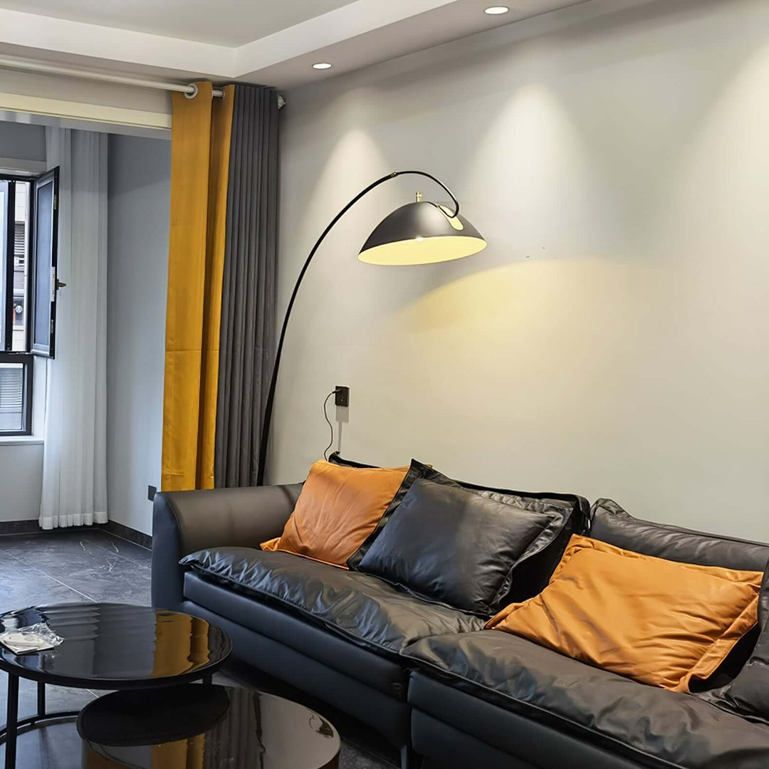 Justerbar bue gulvlampe i metal