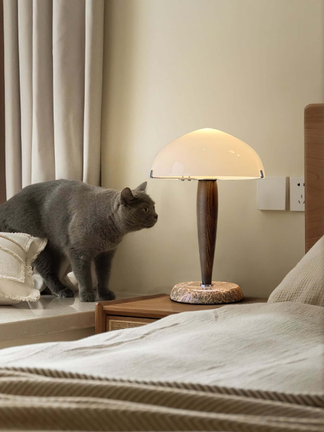 Elegant Bordlampe i Valnød & Marmor