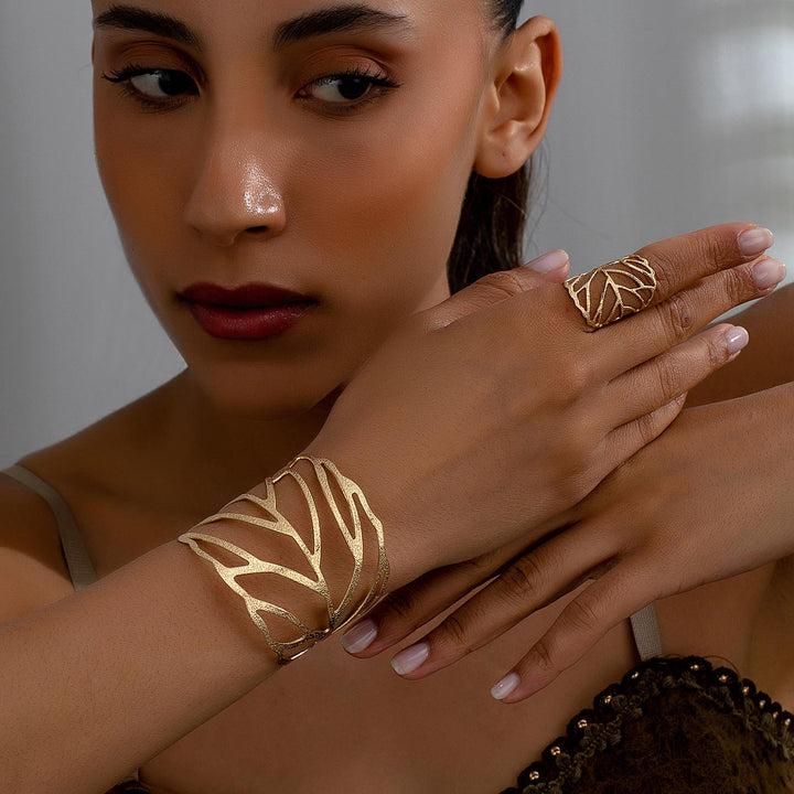 Kvinders Brede Manchetarmbånd med Bladmønster – Unikt Smykke