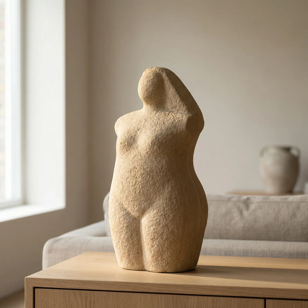 Abstrakt skulptur med omfavnende figurer i moderne design. Perfekt til minimalistisk boligindretning.