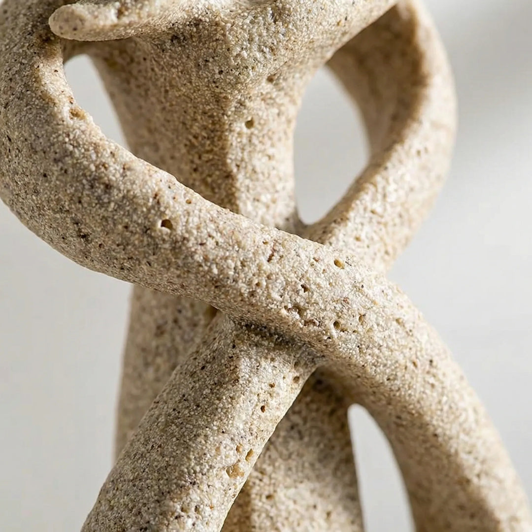 Moderne abstrakt skulptur til borddekoration. Stilfuld figur for kunst og indretning i hjemmet.