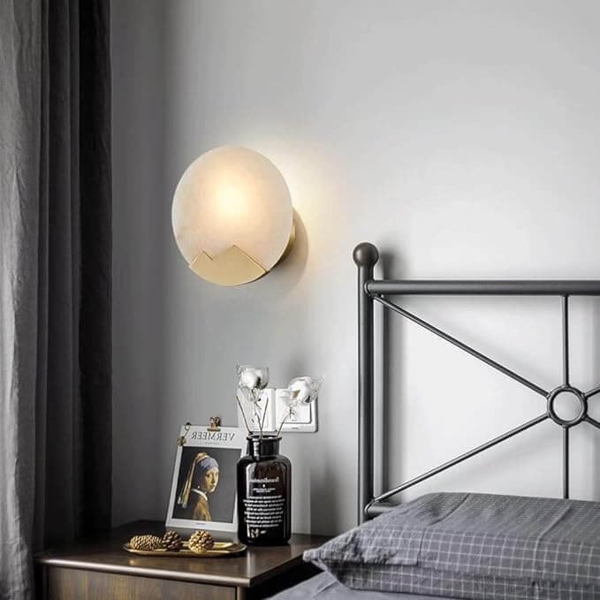 Elegant Marmor Væglampe med Messing Detaljer