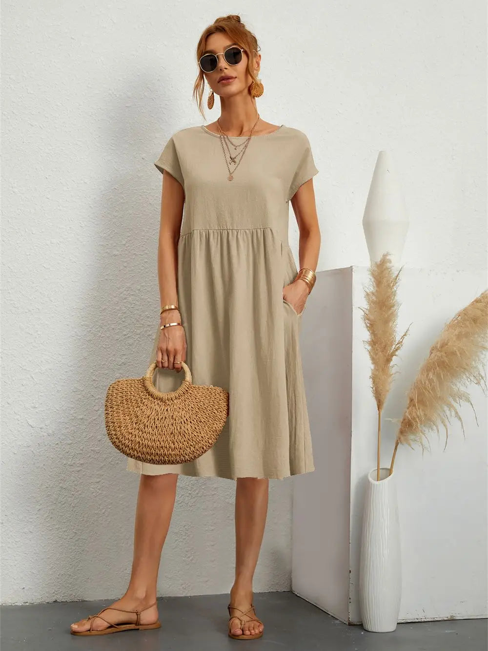 Elegant damekjole med lommer, ideel til afslappede sommerdage. Trendy og komfortabel for kvinder.