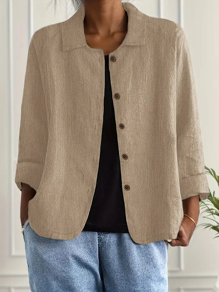 Komfortabel damejakke i et stilfuldt design med klassisk knaplukning.