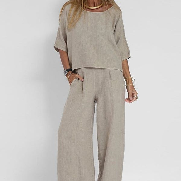 Afslappet damesæt med kortærmet top og vide bukser i blødt stof. Perfekt til komfortabel hverdag og stilfuld loungewear.
