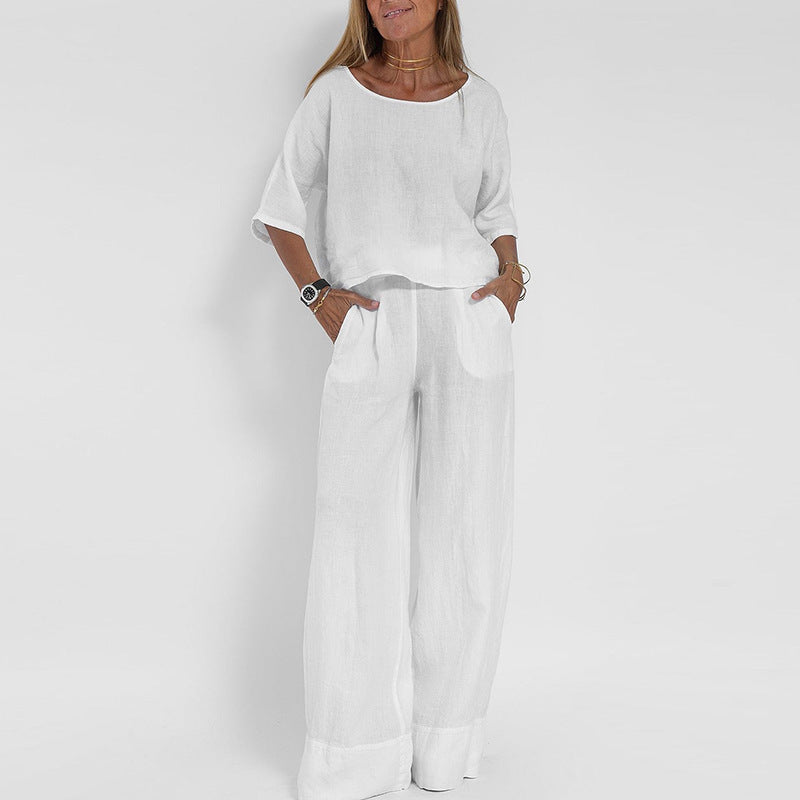 Blødt og afslappet damesæt med kortærmet top og vide ben bukser. Ideelt som komfortabel loungewear og hverdagstøj.