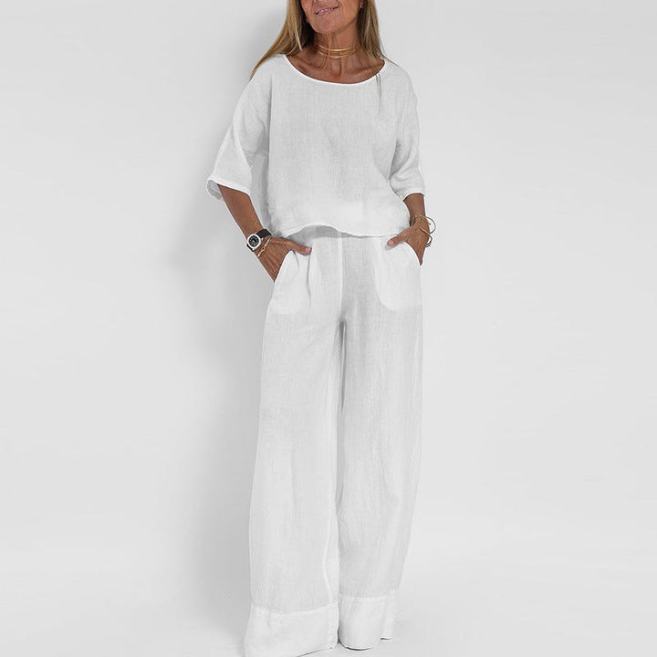 Blødt og afslappet damesæt med kortærmet top og vide ben bukser. Ideelt som komfortabel loungewear og hverdagstøj.