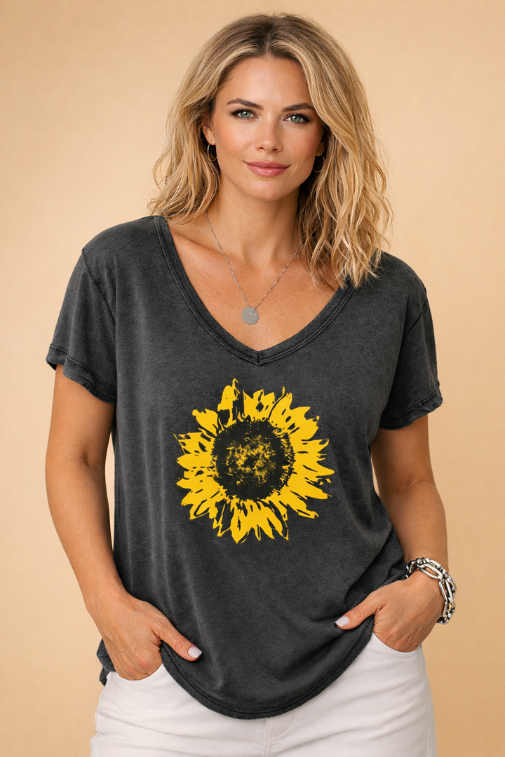 Afslappet grafisk dame V-hals t-shirt, perfekt til sommer og hverdag. Komfortabel kortærmet stil.