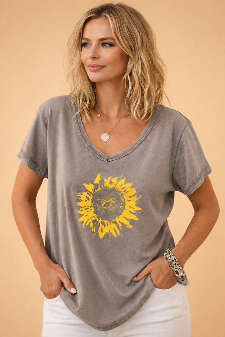 Stilfuld kortærmet sommer t-shirt med moderne grafisk design og flatterende V-hals til damer.