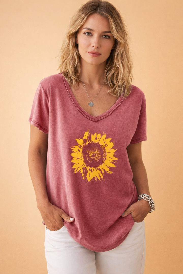 Fashionabel dame V-hals t-shirt med unikt grafisk mønster, perfekt til en afslappet sommerstil.