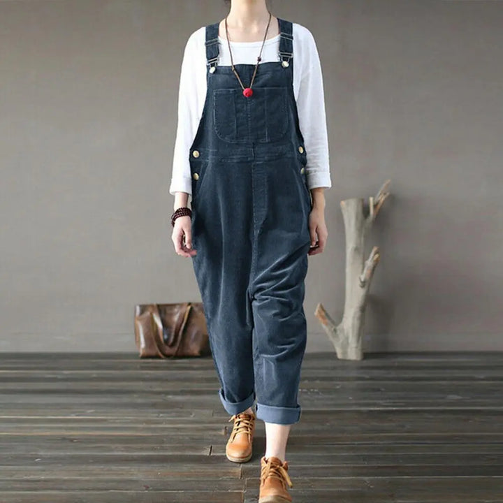 Elegant kvindejumpsuit i afslappet stil med praktiske lommer. Komfortabel buksedragt til modebevidste kvinder.