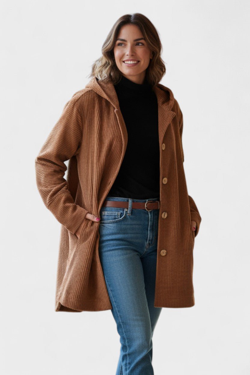 Stilfuld oversize damejakke med hætte, set forfra. Ideel som afslappet og moderne overgangsjakke til kvinder.