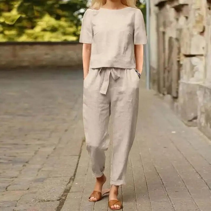 Stilfuldt kvindesæt med løse bukser og top i blød polyester/bomuld, ideelt til sommer og afslapning.