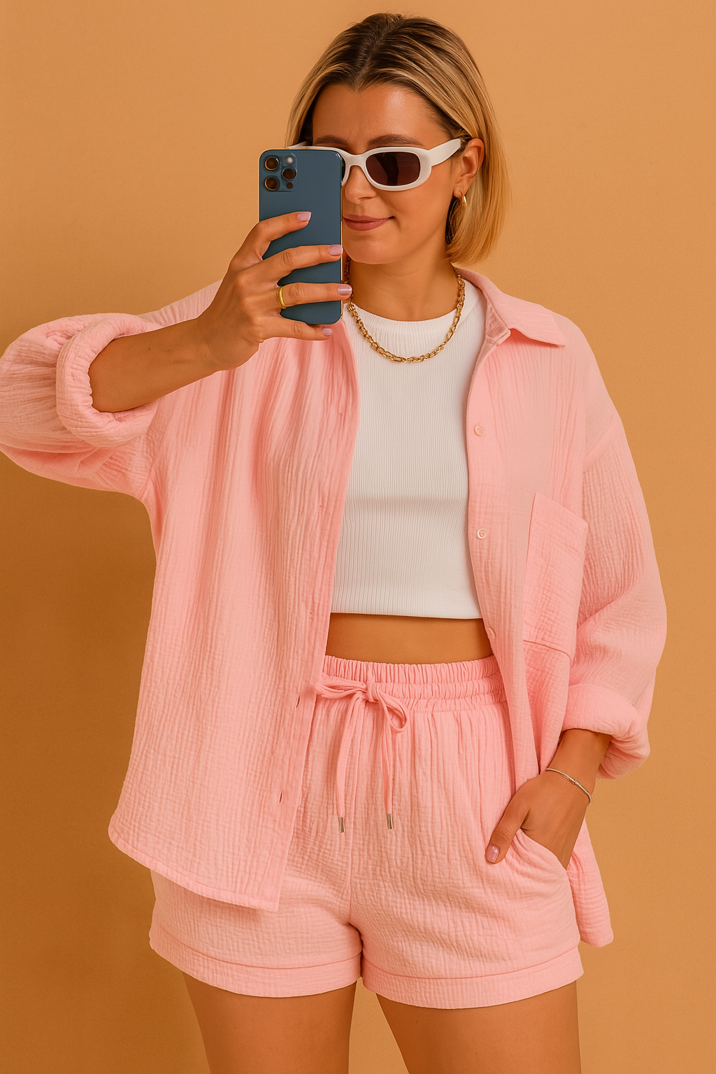 Oversized skjorte shorts sæt til kvinder i afslappet stil, ideelt til sommer mode. Løs pasform og komfortabelt.