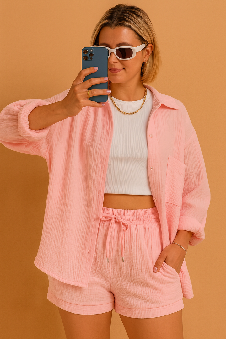 Oversized skjorte shorts sæt til kvinder i afslappet stil, ideelt til sommer mode. Løs pasform og komfortabelt.