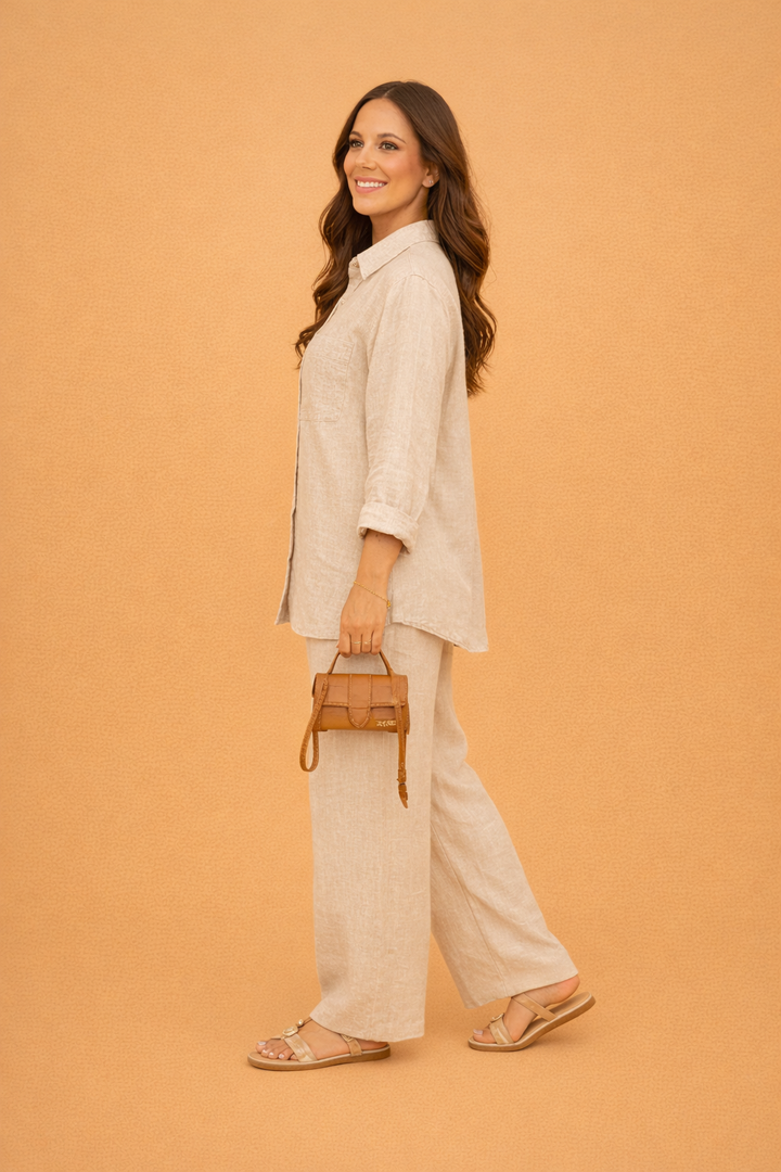 Grønt eller beige afslappet todelt outfitsæt. Elegant kvindesæt med løstsiddende skjorte og komfortable bukser til sommer.