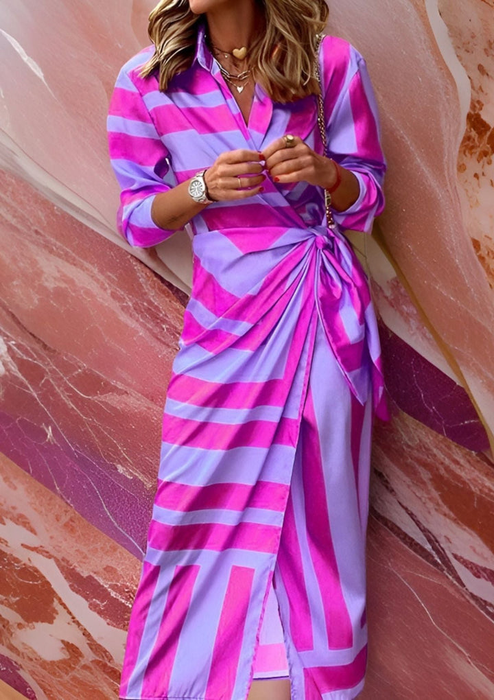 Alsidig trykt kvindekjole, Amalia omslagskjole. Komfortabel til hverdag, elegant til fest, i farverig mode.