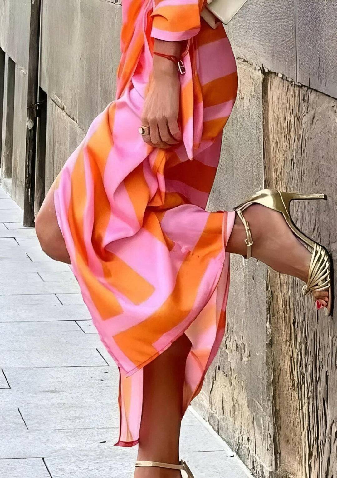 Elegant sommerkjole i farverigt tryk, en komfortabel Amalia omslagskjole til kvinder. Perfekt til varme dage.