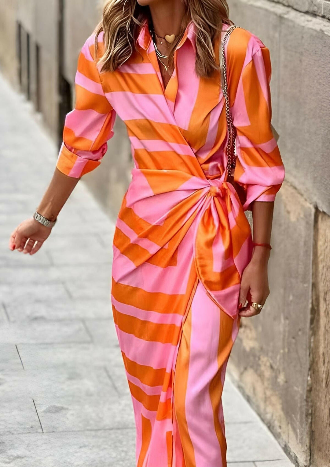 Stilfuld kvindekjole med elegant tryk. Amalia omslagskjolen i mønstret design passer til fest og hverdag.