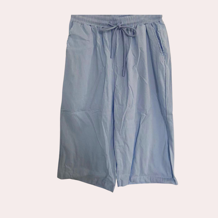 "Åndbare dame shorts i himmelblå med justerbar talje og sidelommer, knælange for komfort og bevægelsesfrihed"