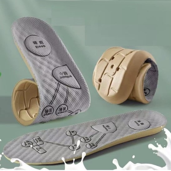 "Åndbare indlægssåler med højdensitets memory foam til sko; grå farve med fleksible riller for optimal komfort og støtte."