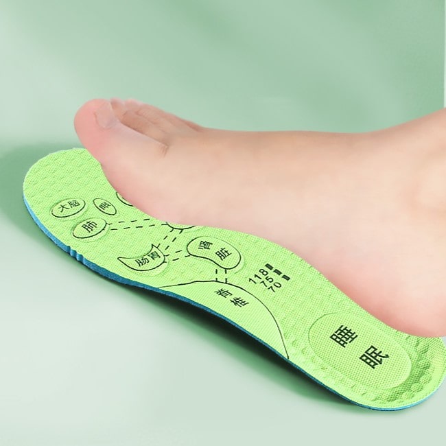 "Åndbare indlægssåler med højdensitets memory foam til sko; grå farve med fleksible riller for optimal komfort og støtte."